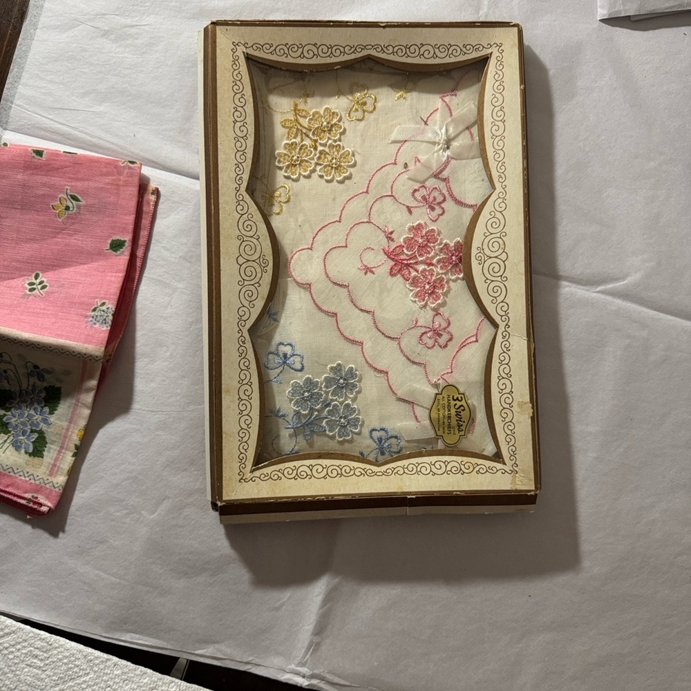★ Vintage Embroidered Ladies Handkerchief Set Boxed Floral Hankies Gift
